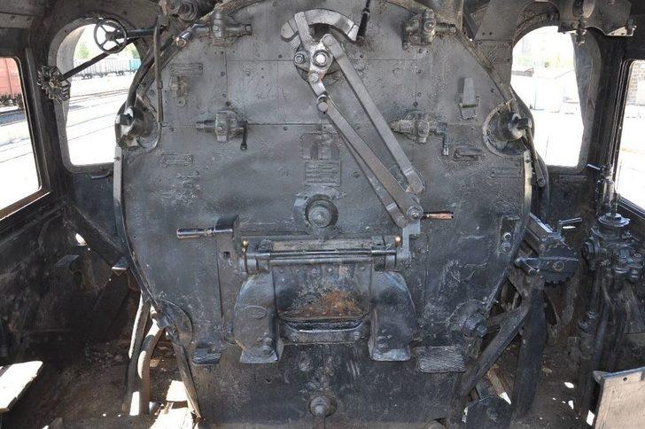 76 Yıllık Kara Tren Kars Garı’nda Sergileniyor G3