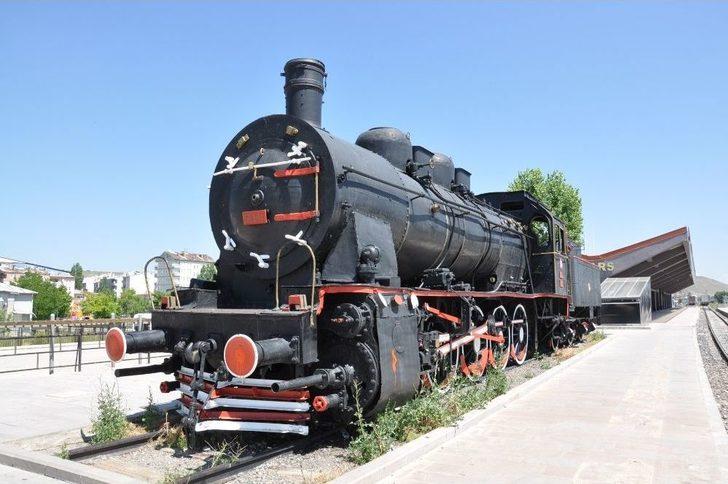 76 Yıllık Kara Tren Kars Garı’nda Sergileniyor G4