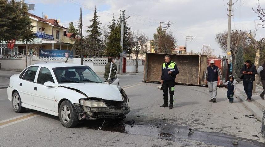Otomobille Kamyonet Kafa Kafaya &Ccedil;arpıştı: 2 Yaralı