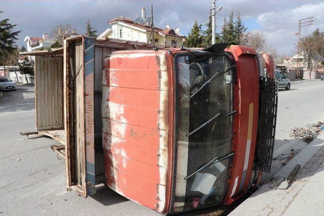 Otomobille Kamyonet Kafa Kafaya Çarpıştı: 2 Yaralı