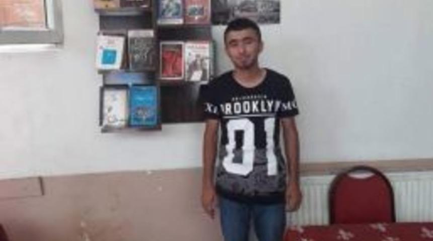 Kitap Okuyan Müşterilerine Bedava Çay Veriyor