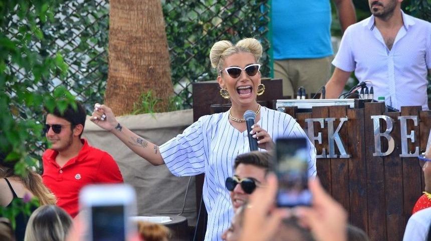 İrem Derici’nin Ezan Hassasiyeti