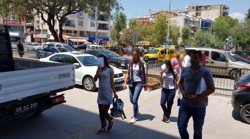 Hırsızlık Ş&uuml;phelisi 2 Kadın Mobese Kamerasına Takıldı