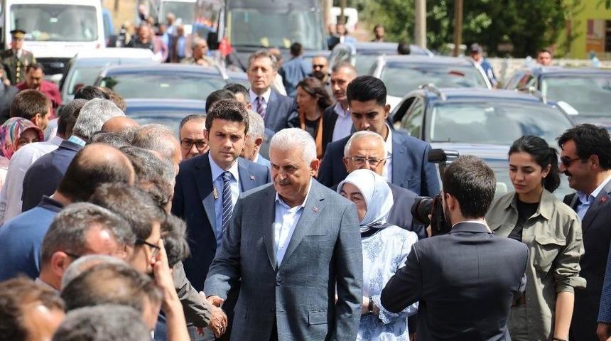 Tbmm Başkanı Yıldırım’dan Bebeğiyle Şehit Olan Annenin Ailesine Ziyaret