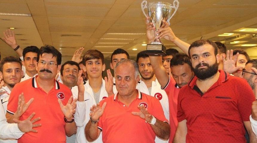 Avrupa Şampiyonu Milliler İstanbul’a Geldi