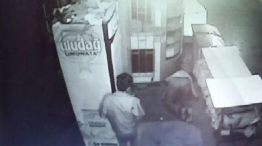 Meşrubat Hırsızlığı Güvenlik Kamerasında