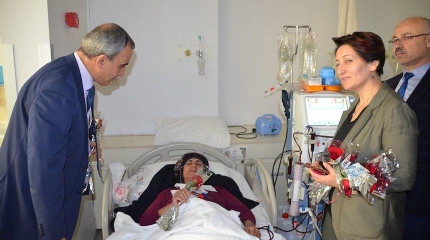 Sağlık&ccedil;ı Kadınlara Ve Hastalara Karanfil