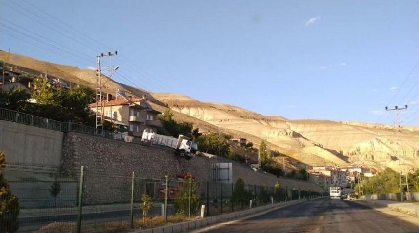 Freni Patlayan Kamyon İstinat Duvarında Asılı Kaldı