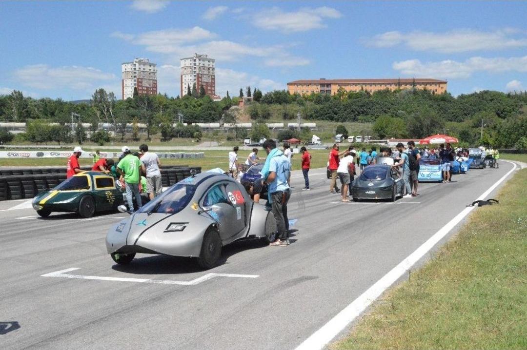 &Uuml;niversite &Ouml;ğrencileri Tasarladıkları Elektrikli Ara&ccedil;larıyla Kıyasıya Yarıştı