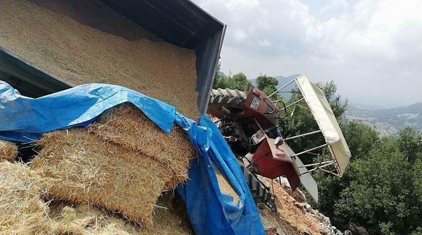 Buğday Ve Saman Yüklü Traktör Devrildi: 1 Yaralı