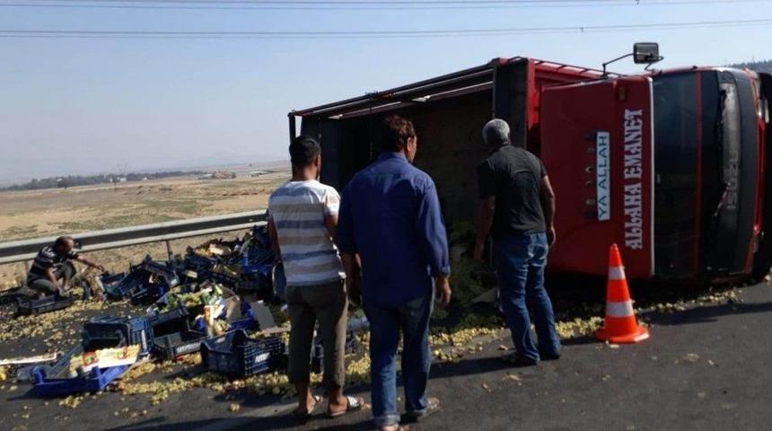 Devrilen Araçtaki Üzüm Ve İncirler Çevre Yoluna Savruldu