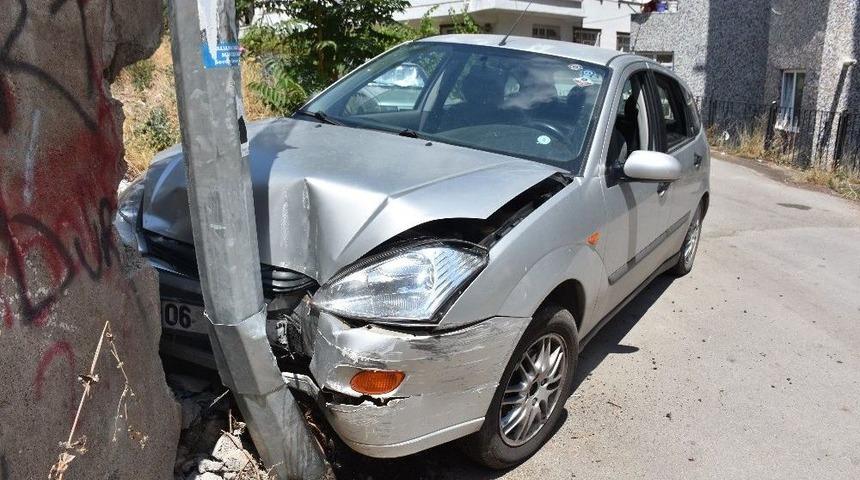 Bayan S&uuml;r&uuml;c&uuml; Direğe &Ccedil;arptı: 4 Yaralı