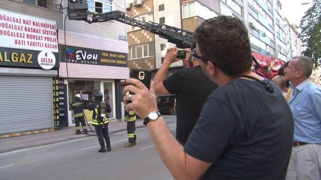 Eşini Telefonla G&ouml;r&uuml;nt&uuml;l&uuml; Arayarak Yangını İzletti