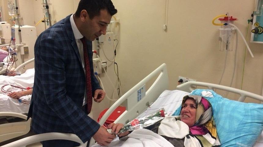 Başhekim Doğan Kadın Hastaların 8 Mart Kadınlar G&uuml;n&uuml;n&uuml; Kutladı