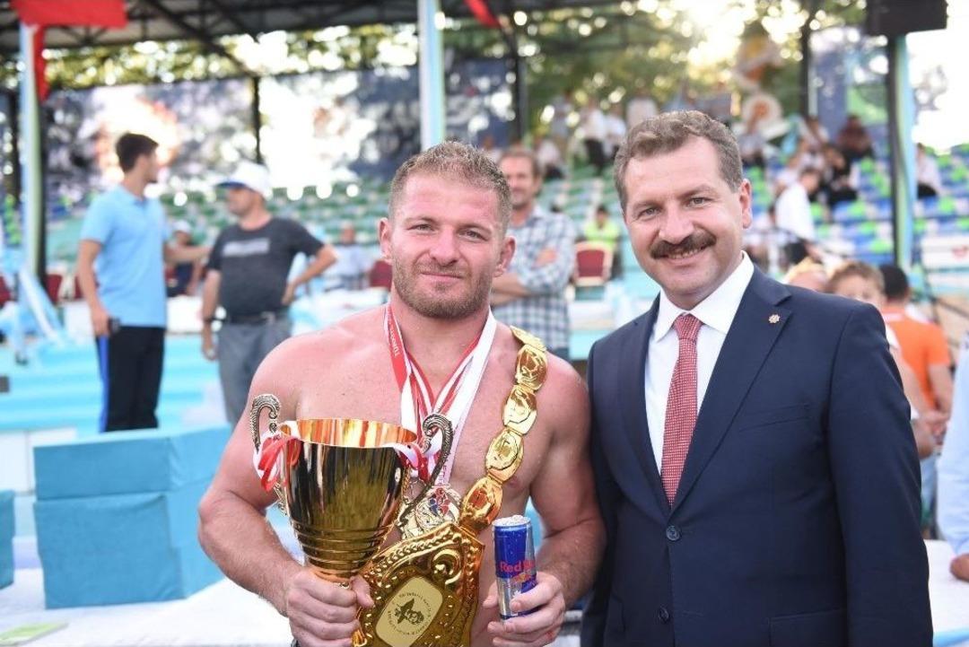 Kurtdereli G&uuml;reşlerinde Şampiyon İsmail Balaban