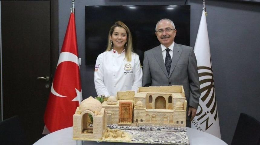 7 Asırlık Kasımiye Medresesi Gen&ccedil; Şampiyonun Pastasına Yansıdı