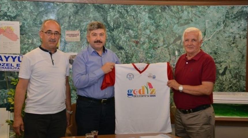 Belediye Başkanı Ak&ccedil;adurak: Sporculara Desteğimizi S&uuml;rd&uuml;receğiz