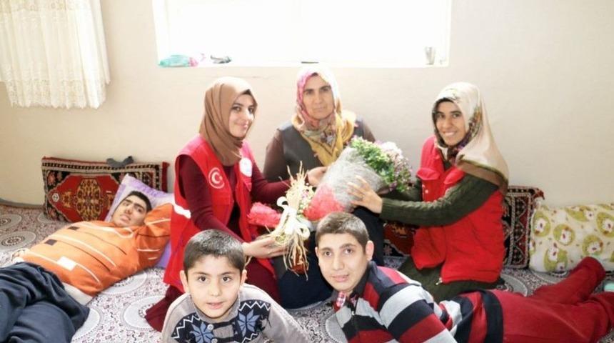 Engelli 3 &Ccedil;ocuğa Bakan Annenin 8 Mart Kadınlar G&uuml;n&uuml;n&uuml; Kutlandı