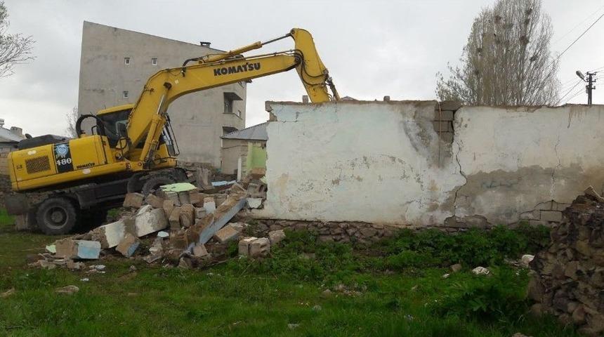 &Ccedil;aldıran&rsquo;da 9 Metruk Yapı Yıktırıldı