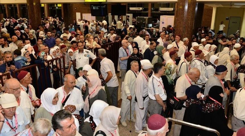 Bursalı Hacılar Mukaddes Topraklara U&ccedil;tu