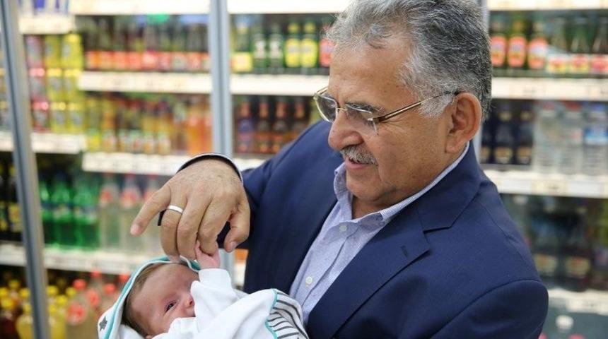 Başkan Memduh B&uuml;y&uuml;kkılı&ccedil; İldem&rsquo;de Esnaflarla Sohbet Etti