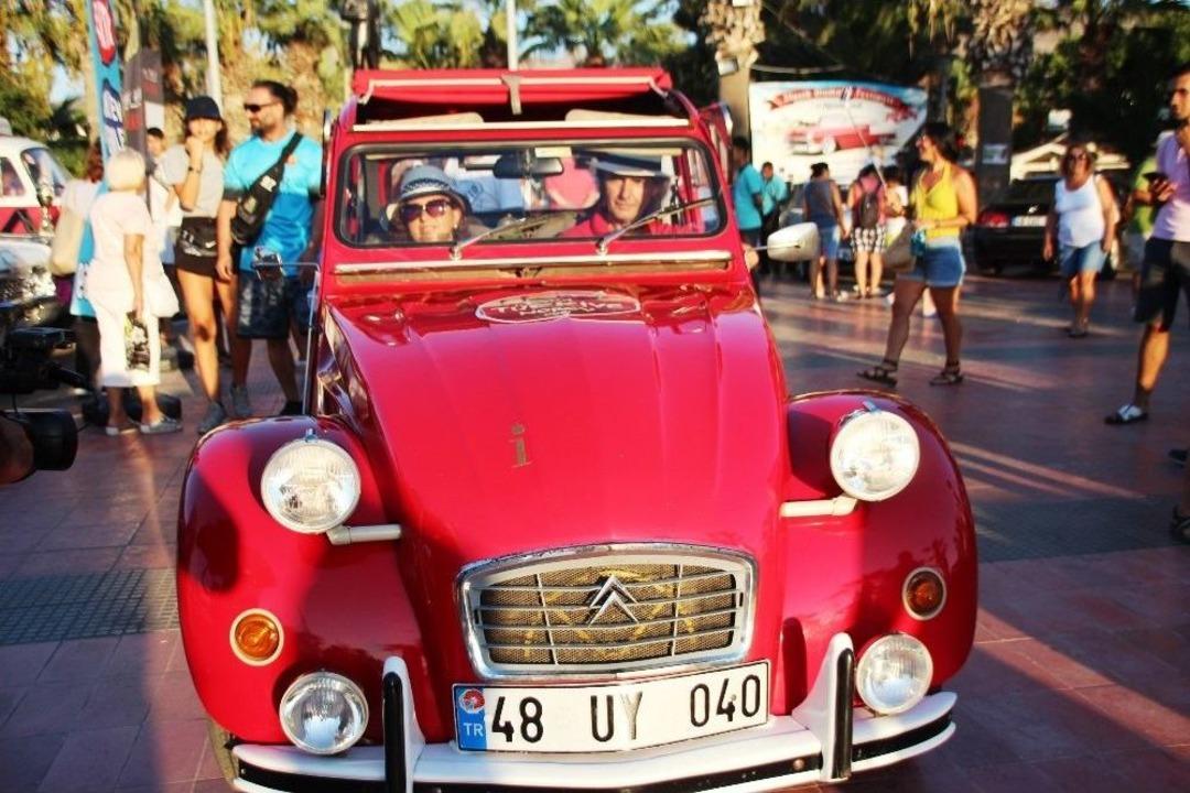 Klasik Otomobillerle Fotoğraf &Ccedil;ektirmek İ&ccedil;in Birbirleriyle Yarıştılar