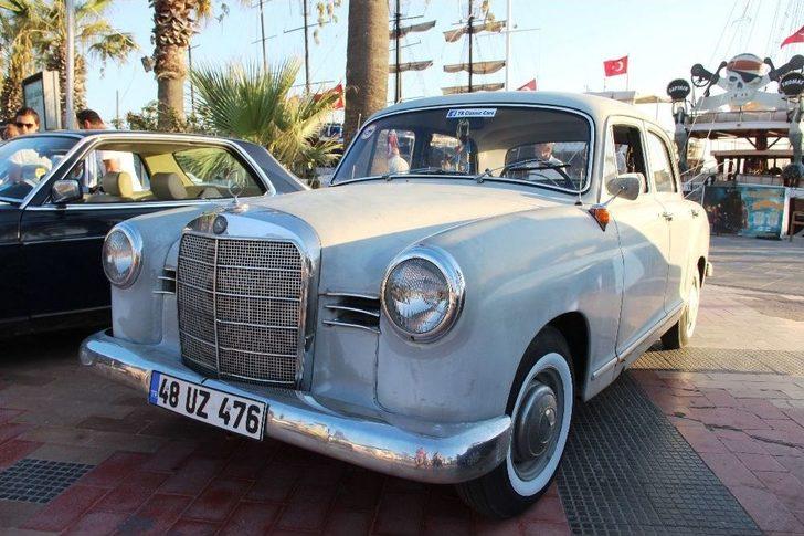 Klasik Otomobillerle Fotoğraf Çektirmek İçin Birbirleriyle Yarıştılar G1