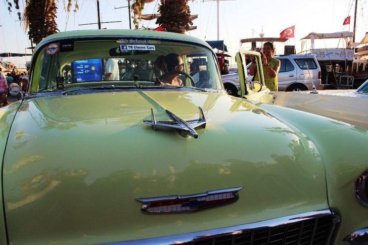 Klasik Otomobillerle Fotoğraf Çektirmek İçin Birbirleriyle Yarıştılar G2