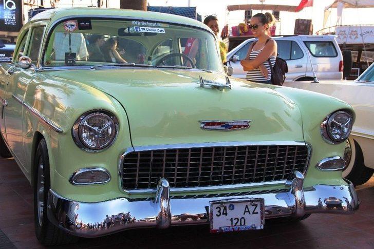 Klasik Otomobillerle Fotoğraf Çektirmek İçin Birbirleriyle Yarıştılar G3