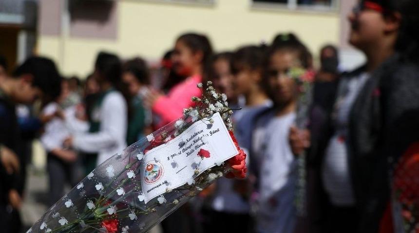 Antalya&rsquo;da Erkek &Ouml;ğrencilerden, Kadınlar G&uuml;n&uuml; Kutlaması