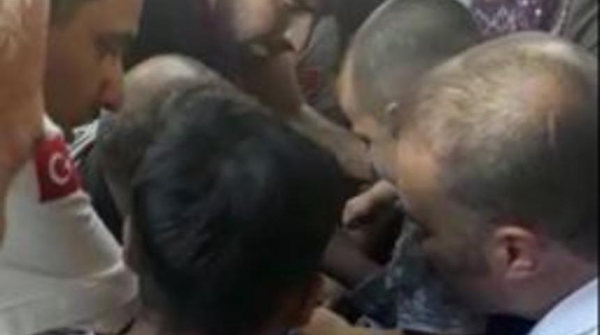 V&uuml;cuduna Bisiklet Demiri Saplanan &Ccedil;ocuk Kurtarıldı