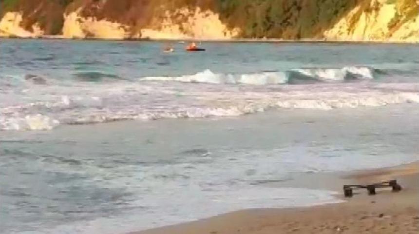 Arnavutk&ouml;y&rsquo;de Denizde Akıntıya Kapılan 3 &Ccedil;ocuktan Biri Kayıp