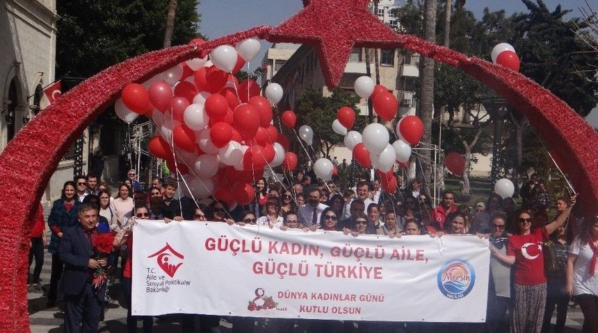 Mersin&rsquo;de 8 Mart D&uuml;nya Kadınlar G&uuml;n&uuml;&rsquo;nde Kadınlar Y&uuml;r&uuml;y&uuml;ş D&uuml;zenledi