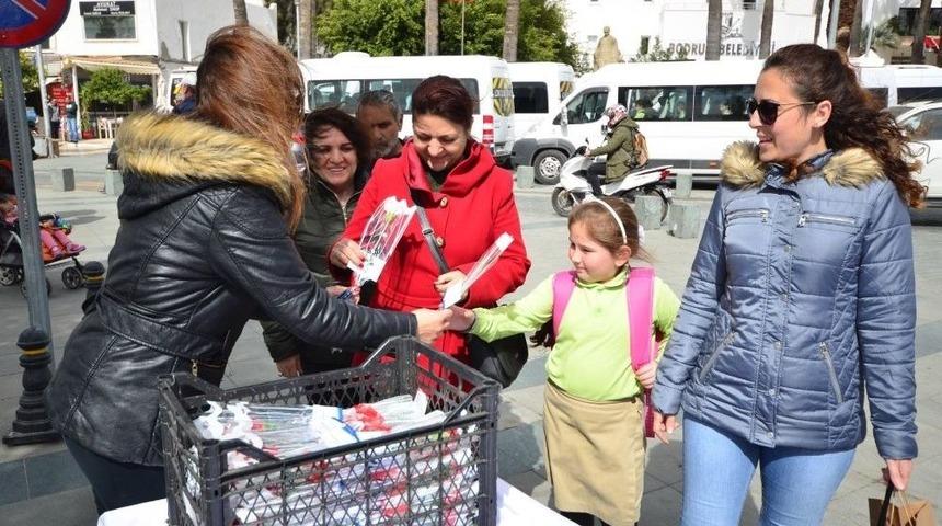 Bodrum&rsquo;da Kadınlara Kırmızı Karanfil