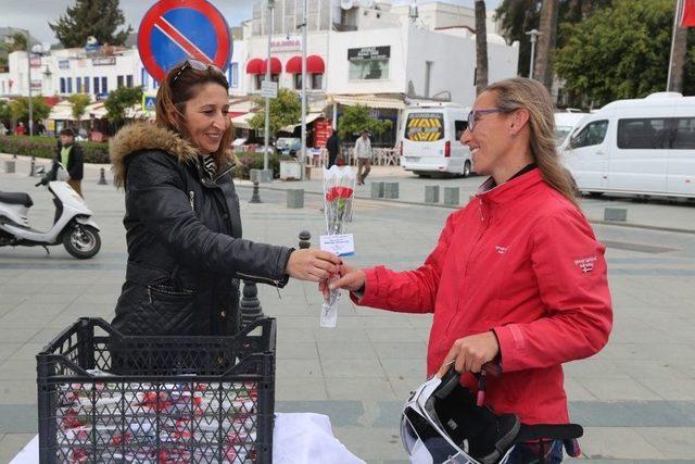 Bodrum’da Kadınlara Kırmızı Karanfil