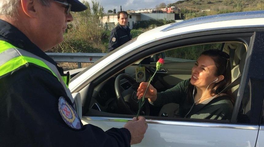 Kadın S&uuml;r&uuml;c&uuml;lere Ve Yolculara Karanfil S&uuml;rprizi
