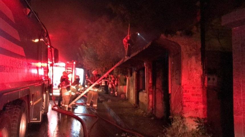 İzmir&rsquo;de Metruk Bir Evde Yangın &Ccedil;ıktı