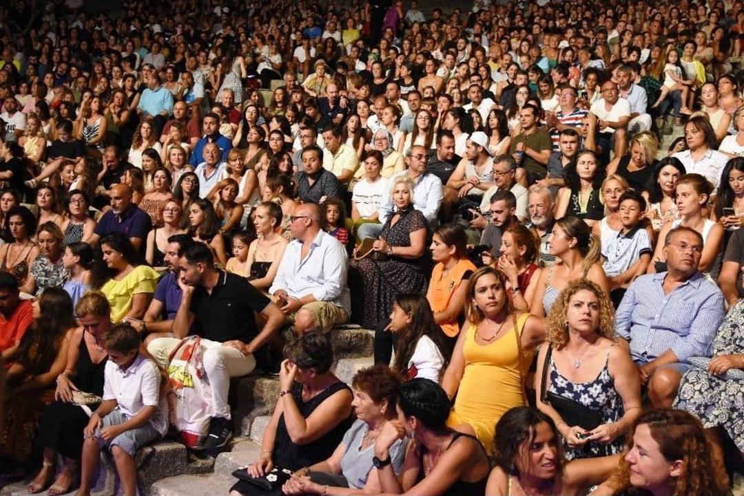 Konseri Biten Sertap Erener Şarkı S&ouml;ylemeye Devam Etti