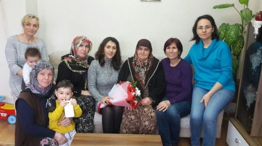 Bayan Demirtaş, G&uuml;l&uuml;&ccedil;l&uuml; Kadınların G&uuml;n&uuml;n&uuml; Kutladı