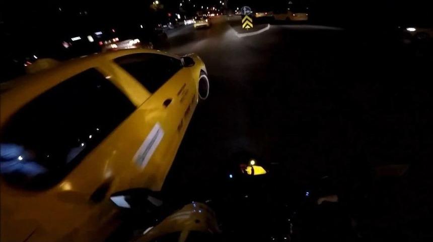 (&ouml;zel) Aniden D&ouml;n&uuml;ş Yapmaya &Ccedil;alışan Taksi, Motosiklete B&ouml;yle &Ccedil;arptı