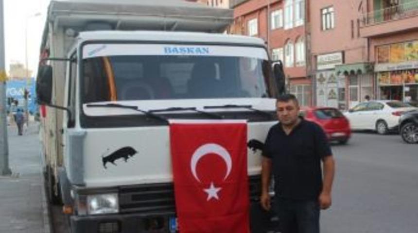 (&ouml;zel) Aracını T&uuml;rk Bayraklarıyla S&uuml;sledi, Ankara&rsquo;ya Doğru Yola &Ccedil;ıktı
