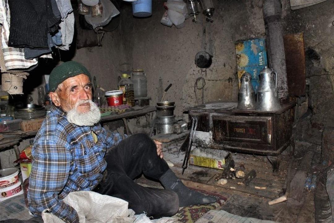 Hi&ccedil; Evlenmedi, 30 Yıldır Dağda Tek Başına Yaşıyor