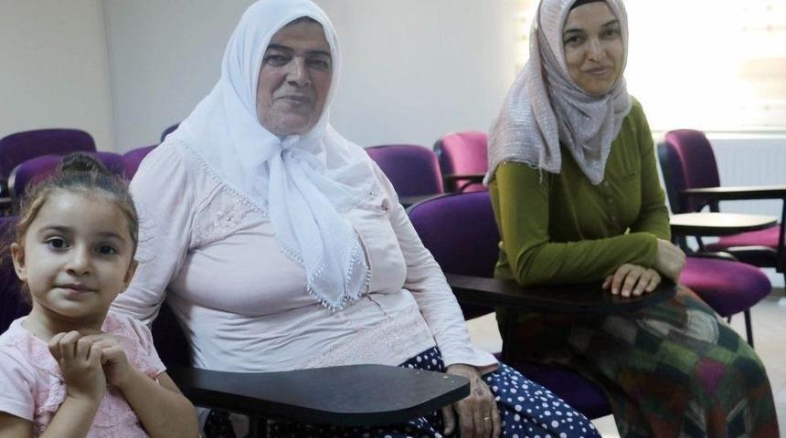 Akıllı Cep Telefonu Kullanmak İ&ccedil;in Okuma Yazma Kursuna Başvurdu, Azmiyle Herkese &Ouml;rnek Oldu