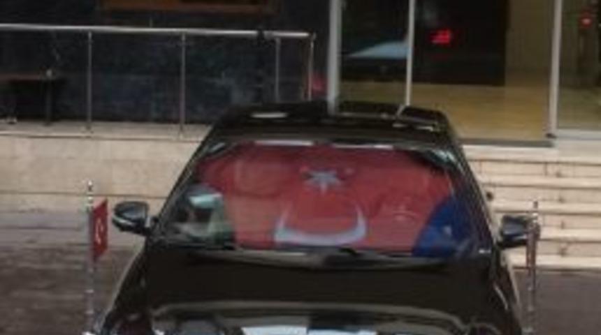 Cumhurbaşkanı Erdoğan&rsquo;ın Makam Aracının Camına T&uuml;rk Bayrağı Yansıdı