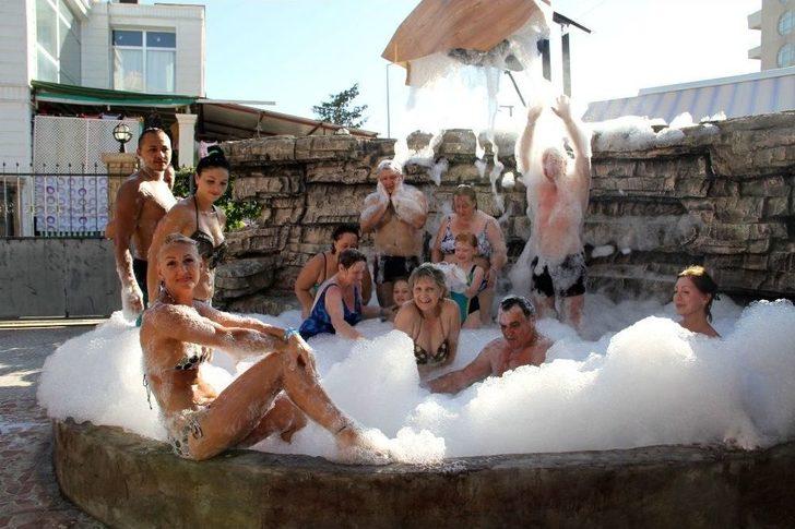 (özel) Turistler Çamur Banyosuyla Stres Atıyor G2