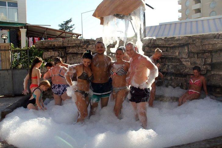 (özel) Turistler Çamur Banyosuyla Stres Atıyor G3