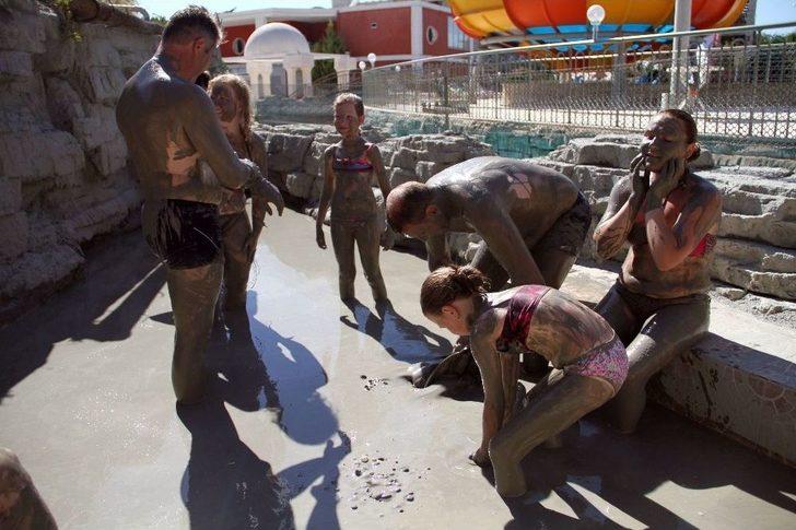 (özel) Turistler Çamur Banyosuyla Stres Atıyor G4