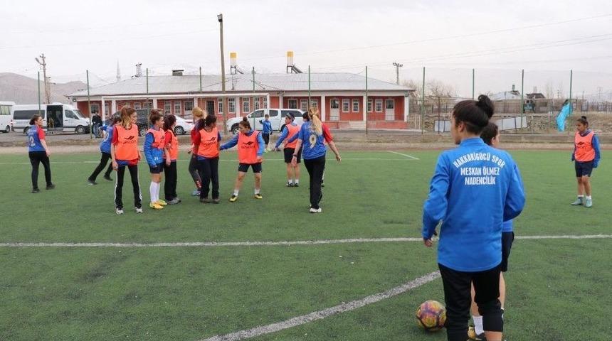 Kadın Askerlerle Futbolculardan Renkli Futbol Ma&ccedil;ı