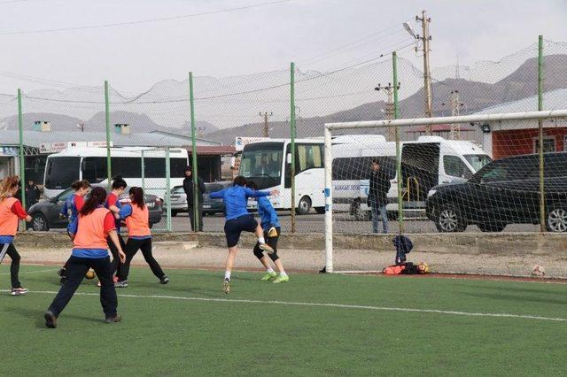 Kadın Askerlerle Futbolculardan Renkli Futbol Maçı