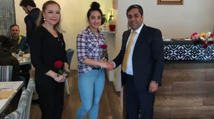 Biroğlu, Kadın Esnafa Karanfil Dağıttı